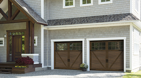 Maison de style artisanale en bardeaux de cèdre gris avec poutres et colonnes en bois. 2 portes de garage Princeton P-23, 8' x 7', portes et moulures Noyer chocolaté Faux bois, fenêtres Panoramiques 8 carreaux.