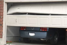 Ne sous-estimez pas les frais pour remplacer une porte de garage. Prenez le temps de bien vous informer.