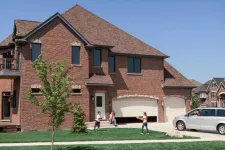Maison unifamiliale deux étages avec deux portes de garage.