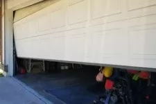 Porte de garage sortie de ses rails.