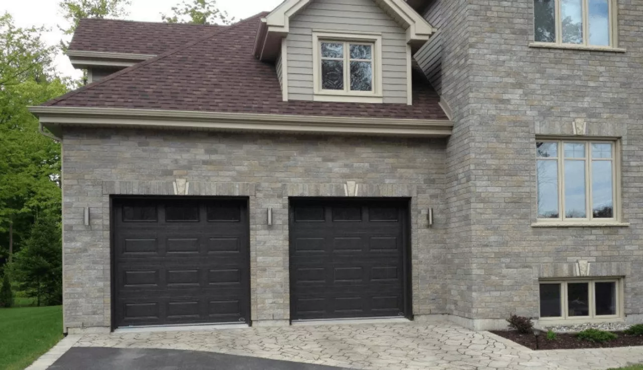 Deux portes de garages sur une maison de brique